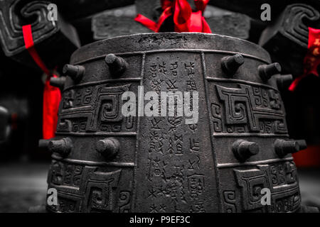 Schönen Inschriften auf einer Statue in der Jade Buddha Tempel, Shanghai Stockfoto