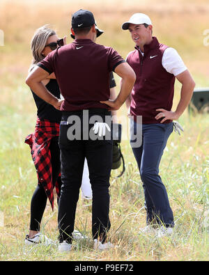 Von Nordirland Rory McIlroy (rechts) spricht mit Jason Tag während der Vorschau Tag drei der Open Championship 2018 in Carnoustie Golf Links, Angus. Stockfoto