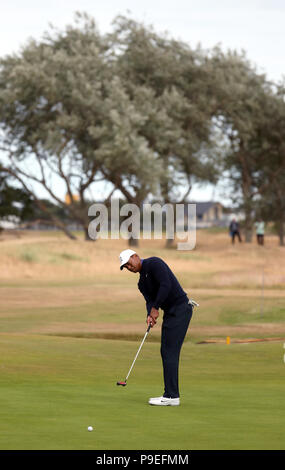 Die USA Tiger Woods Schläge auf den 9. grünen während der Vorschau Tag drei der Open Championship 2018 in Carnoustie Golf Links, Angus. Stockfoto