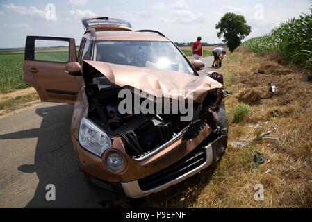Auto Crash: Die hinterlassenschaft von Frontal (keine Verletzungen) auf einem ländlichen Französischen Straße mit einer Britischen geführte Auto und einem französischen Courier van (entfernt) Stockfoto