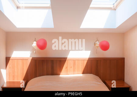 Licht klar Hotel Doppelzimmer mit deckenhohen Fenstern. Sonnenlicht Flecken an der Wand Stockfoto