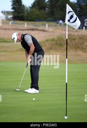 Der Engländer Lee Westwood Schläge auf die 7 grünen während der Vorschau Tag drei der Open Championship 2018 in Carnoustie Golf Links, Angus. Stockfoto