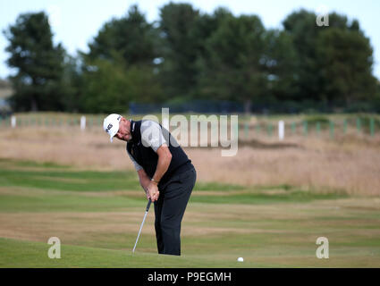 Der Engländer Lee Westwood Schläge auf die 7 grünen während der Vorschau Tag drei der Open Championship 2018 in Carnoustie Golf Links, Angus. Stockfoto