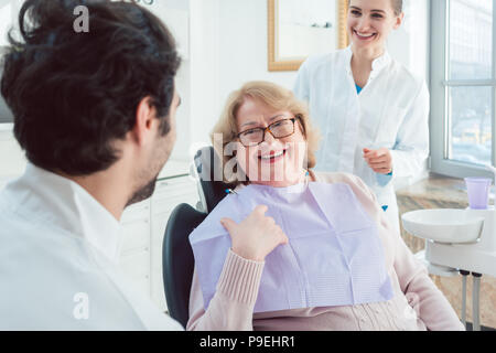 Zahnarzt und Assistant Gruß älterer Patienten Stockfoto