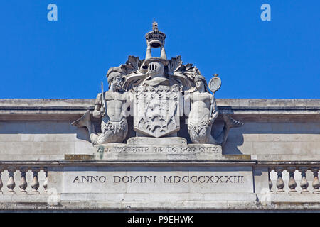 Stadt London Die dekorative Wappen schmücken die Anglo-Grecian Fischhändler' Hall, 1833 abgeschlossen, auf die London Bridge Stockfoto