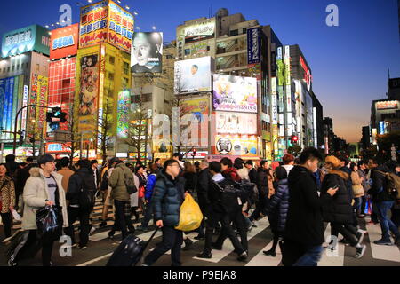 Tokio/Japan - 14. Januar 2018: die Japaner die Straße überqueren auf Akihabara Straße. Akihabara ist eines der berühmten anima Gegend in Tokio. Stockfoto