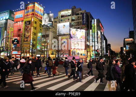 Tokio/Japan - 14. Januar 2018: die Japaner die Straße überqueren auf Akihabara Straße. Akihabara ist eines der berühmten anima Gegend in Tokio. Stockfoto