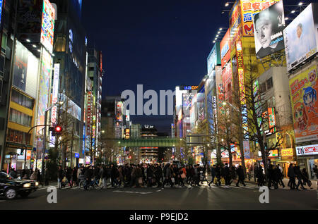 Tokio/Japan - 14. Januar 2018: die Japaner die Straße überqueren auf Akihabara Straße. Akihabara ist eines der berühmten anima Gegend in Tokio. Stockfoto