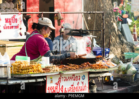 Lokalen thailändischen Frau Essen zubereiten, Street Food stall, Chiang Mai, Thailand Stockfoto