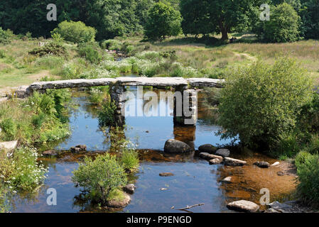 Eine alte 1880 Brücke über den East Dart River bei Postbridge, Nationalpark Dartmoor, Devon, England, Großbritannien Stockfoto