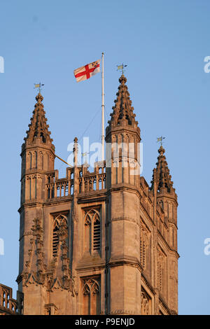 Ein Blick auf die St Georges Flagge oben auf dem Turm von Bath Abbey in Bath, UK. Foto Datum: Donnerstag, 5. Juli 2018. Foto: Roger Garfield/Alamy Stockfoto