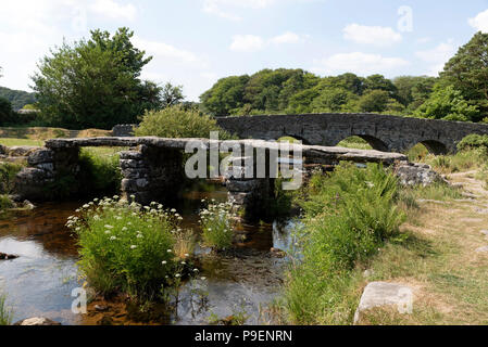 Eine alte 1880 Brücke über den East Dart River bei Postbridge, Nationalpark Dartmoor, Devon, England, Großbritannien Stockfoto