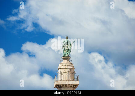 Der hl. Apostel Petrus Bronze Statue mit Bibel und Schlüssel des Himmels oben Trajan Spalte mit Wolken, im historischen Zentrum von Rom (16. Jahrhundert) Stockfoto