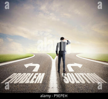 Geschäftsmann an einem Scheideweg. Er entscheidet sich für den richtigen Weg. Begriff der Entscheidung im Geschäft Stockfoto