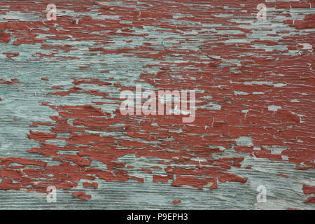 Verwitterte grungy Peeling roter Farbe auf alten grauen Sperrholz Hintergrundbild Stockfoto