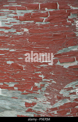 Verwitterte grungy Peeling roter Farbe auf alten grauen Sperrholz Hintergrundbild Stockfoto