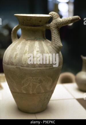 Beak-Spouted jar mit Tier- und geometrischen Dekoration. Eisenzeit. 1. Jahrtausend v. Chr. aus Aserbaidschan. Glaswaren und Keramik Museum von Iran (Abgineh Museum). Teheran, Islamische Republik Iran. Stockfoto