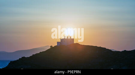 Mittelmeer. Schönen Sonnenuntergang über einen Leuchtturm auf der Insel Kea, Griechenland. Stockfoto