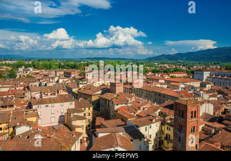 Panorama der mittelalterlichen Zentrum von Lucca mit alten Türme, Kirchen, Dächer, Berge und Wolken Stockfoto