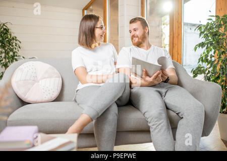 Paar auf der Couch zu Hause Stockfoto
