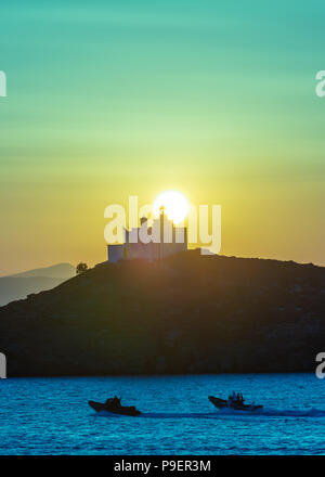 Mittelmeer. Schönen Sonnenuntergang über einen Leuchtturm auf der Insel Kea, Griechenland Stockfoto