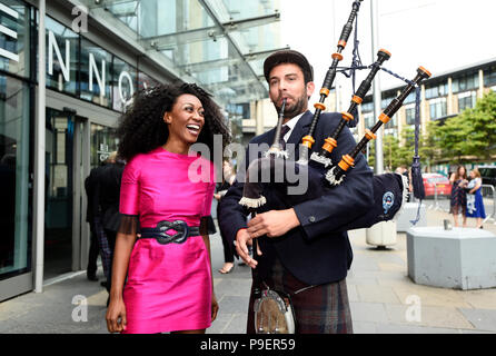 Sänger Beverley Knight und Piper Craig Wehr bei der Ankunft im Edinburgh International Conference Centre (EICC) ein Spenden-dinner durch den Jäger Foundation" (THF), wo ehemalige First Lady der USA Michelle Obama erwartet wird über ihre Zeit im Weißen Haus zu sprechen. Stockfoto