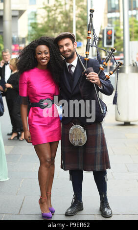 Sänger Beverley Knight und Piper Craig Wehr bei der Ankunft im Edinburgh International Conference Centre (EICC) ein Spenden-dinner durch den Jäger Foundation" (THF), wo ehemalige First Lady der USA Michelle Obama erwartet wird über ihre Zeit im Weißen Haus zu sprechen. Stockfoto