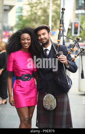 Sänger Beverley Knight und Piper Craig Wehr bei der Ankunft im Edinburgh International Conference Centre (EICC) ein Spenden-dinner durch den Jäger Foundation" (THF), wo ehemalige First Lady der USA Michelle Obama erwartet wird über ihre Zeit im Weißen Haus zu sprechen. Stockfoto