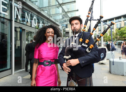 Sänger Beverley Knight und Piper Craig Wehr bei der Ankunft im Edinburgh International Conference Centre (EICC) ein Spenden-dinner durch den Jäger Foundation" (THF), wo ehemalige First Lady der USA Michelle Obama erwartet wird über ihre Zeit im Weißen Haus zu sprechen. Stockfoto