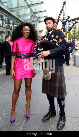 Sänger Beverley Knight und Piper Craig Wehr bei der Ankunft im Edinburgh International Conference Centre (EICC) ein Spenden-dinner durch den Jäger Foundation" (THF), wo ehemalige First Lady der USA Michelle Obama erwartet wird über ihre Zeit im Weißen Haus zu sprechen. Stockfoto