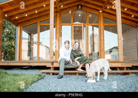 Paar mit Hund in der Nähe des Hauses Stockfoto