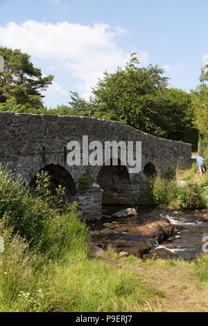 Die East Dart River fließt unter der Stonebridge aus dem Jahr 1780 in der Ortschaft Postbridge, Nationalpark Dartmoor, Devon, England, Großbritannien Stockfoto