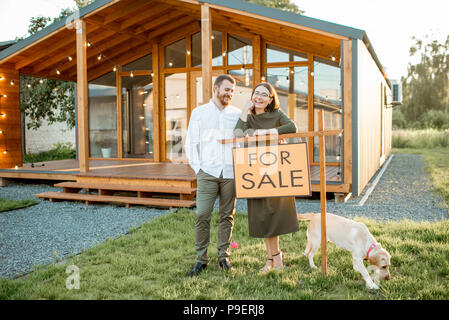 Paar verkaufen Country House Stockfoto