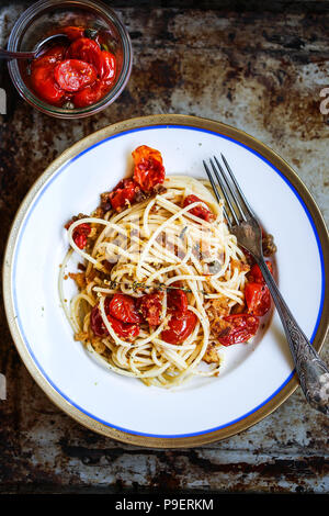 Gebratene Tomaten Spaghetti. Für eine gute Gesundheit. Mediterrane Ernährung Stockfoto