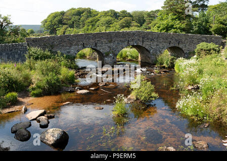 Die East Dart River fließt unter der Stonebridge aus dem Jahr 1780 in der Ortschaft Postbridge, Nationalpark Dartmoor, Devon, England, Großbritannien Stockfoto