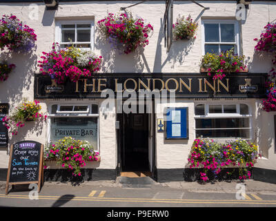 Schönen Blumenkästen und Blumen im London Inn Pub in Padstow Cornwall GROSSBRITANNIEN Stockfoto