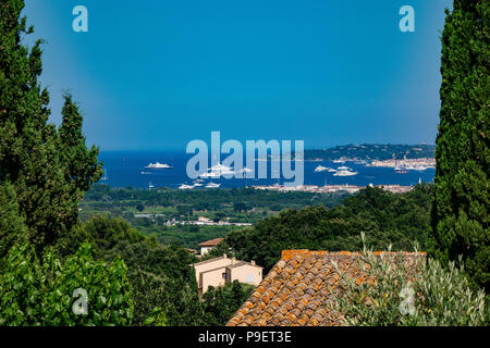 Blick vom mittelalterlichen Dorf Grimaud auf den Hafen von Saint Tropez in Südfrankreich. Stockfoto