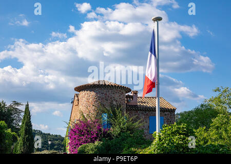 Tricoleur Französische Flagge im mittelalterlichen Dorf Grimaud, Südfrankreich Stockfoto