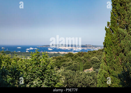 Blick von Grimaud auf den Hafen von Saint Tropez vom mittelalterlichen Dorf Grimaud, Südfrankreich Stockfoto