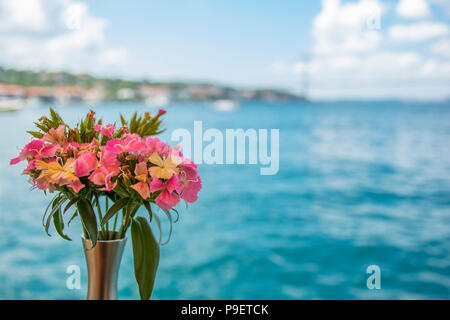 Bunter Blumenstrauß mit Hintergrund und hellen Himmel Stockfoto
