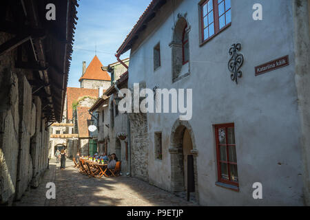 Alte Gebäude und nur wenige Touristen auf einer kleinen Straße (Katariina käik oder St. Catherine's Passage in englischer Sprache) in der Altstadt von Tallinn, Estland im Sommer. Stockfoto