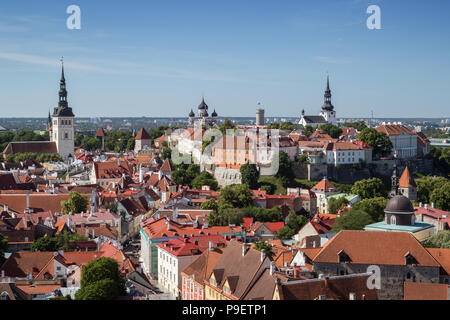 St. Nicholas' Church, St. Alexander Nevsky Cathedral, St. Mary's Cathedral und andere alte Gebäude in der Altstadt von Tallinn, Estland, gesehen von oben. Stockfoto
