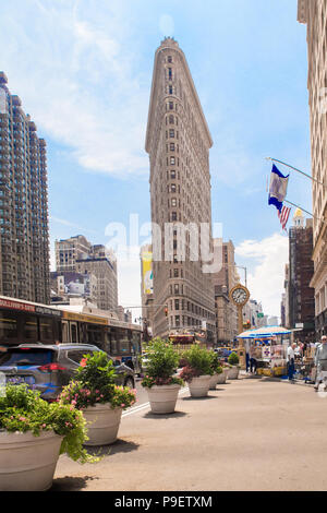 NEW YORK CITY - 16. JULI 2018: Midtown Manhattan Straße an einem sonnigen Tag mit dem historischen Flatiron Building und Menschen in Aussicht Stockfoto