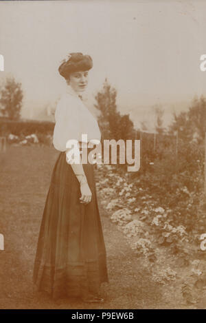 Victorian Foto von Lady Prentis Stand in Ihrem Garten Stockfoto