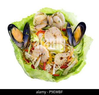 Gesunde Garnelen Salat mit grünem Mix und Zitrone in Kopfsalat gewickelt. Ansicht von oben auf weißem Hintergrund mit Freistellungspfad isoliert Stockfoto
