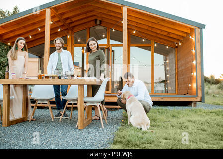 Freunde mit Hund auf dem Hinterhof des Hauses Stockfoto