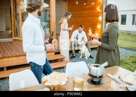 Freunde mit Hund auf dem Hinterhof des Hauses Stockfoto