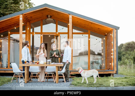 Freunde mit Getränken auf dem Hinterhof des Hauses Stockfoto