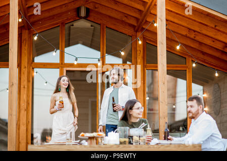 Freunde speisen auf dem Hinterhof des Hauses Stockfoto