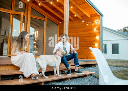 Paar mit Hund in der Nähe des Hauses Stockfoto